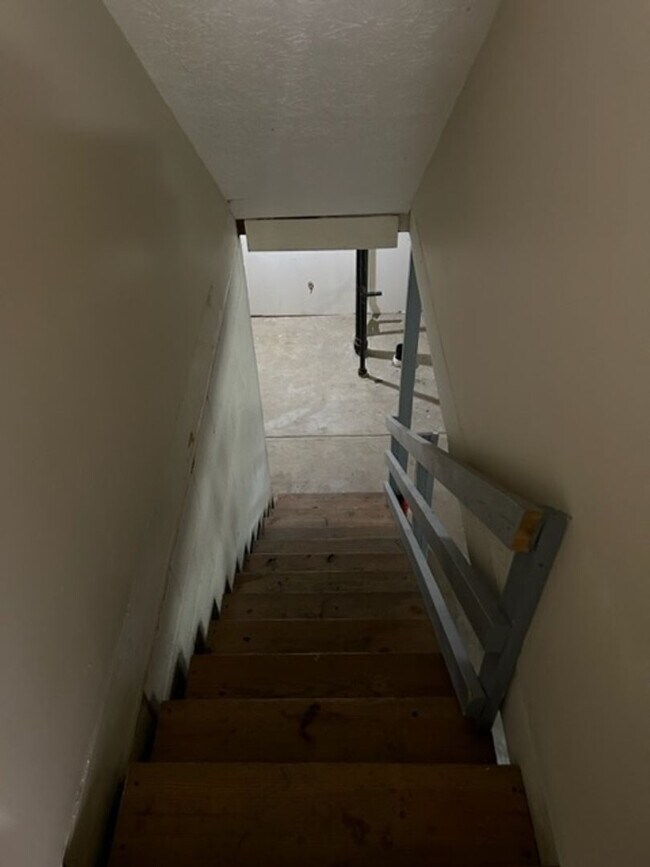 Building Photo - 481 Woodview Dr