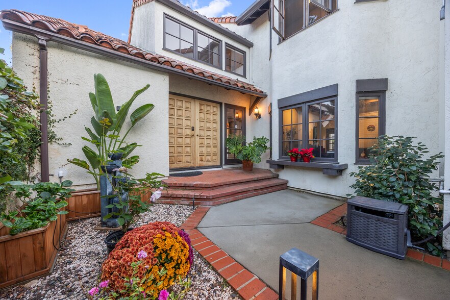 Building Photo - 17645 Rienzi Pl