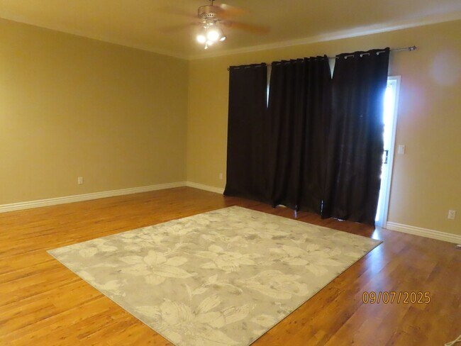 Building Photo - 4 Bedroom 2.5 Bath w/3 Car Garage in Super...