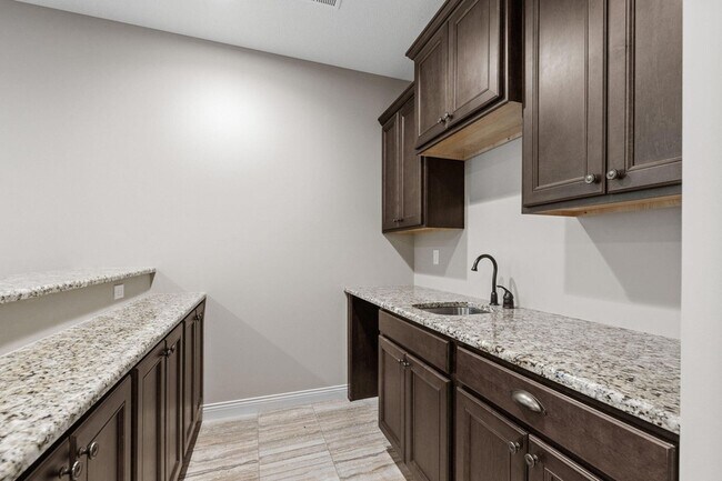 Building Photo - 1605 Labrador Dr