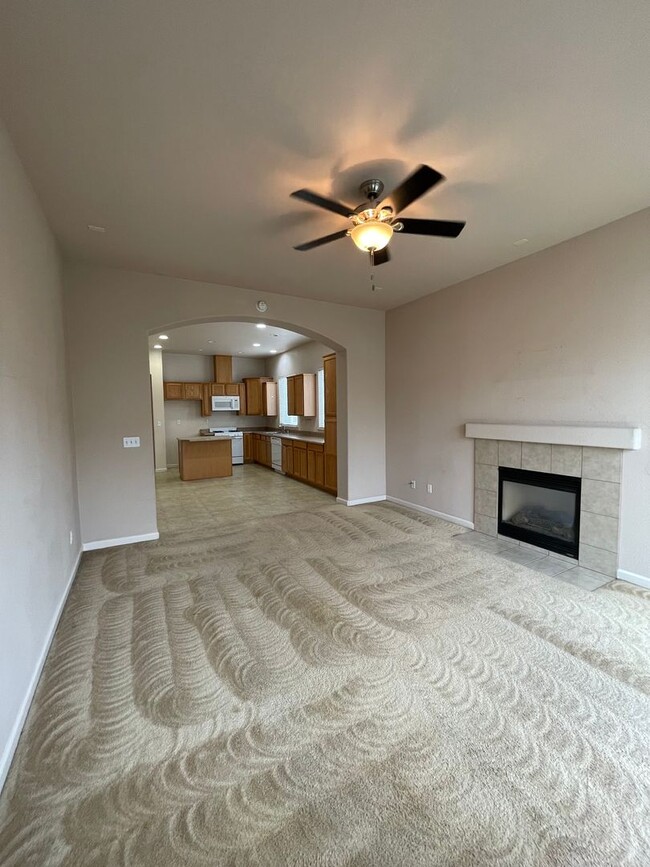 Building Photo - This charming 3/bed 2/bath welcomes you home.