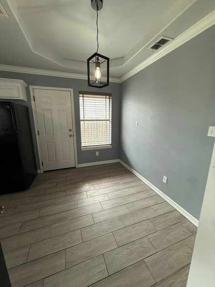Unit C: Dining - 302 W Amy Dr