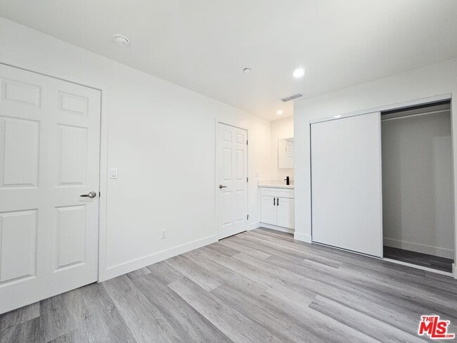 Building Photo - 4110 1/2 Normandie Ave