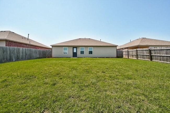 Building Photo - Gorgeous 3 Bed 2 Bath in Moore/SE OKC