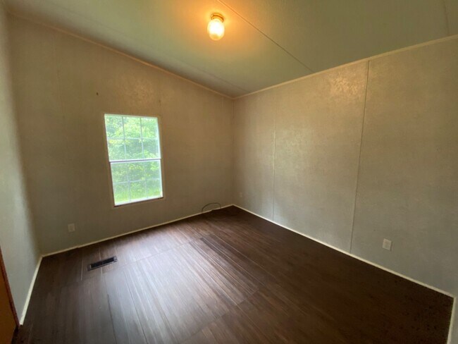 Building Photo - 3 bedroom 2 bath Mobile Home on 1 acre in Jasper