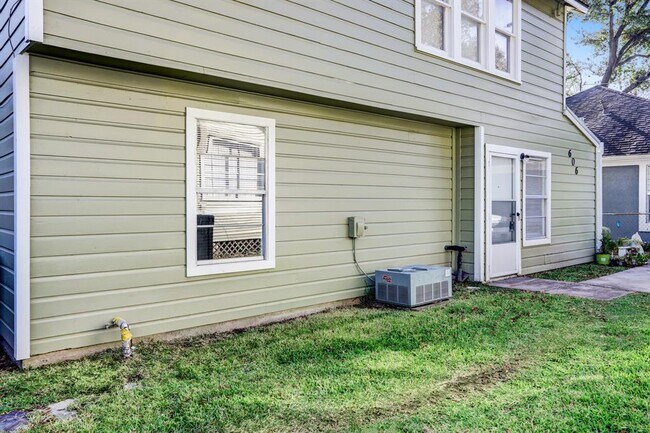 Building Photo - 606 Enid St