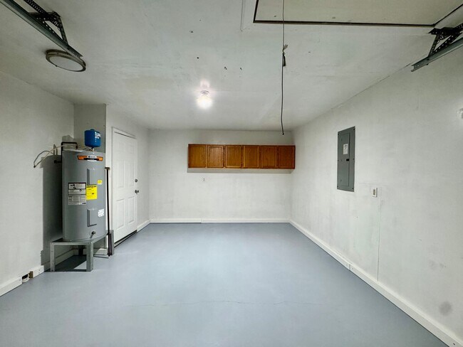 Building Photo - 4 Bedrooms/2 Bath Ranch Home!