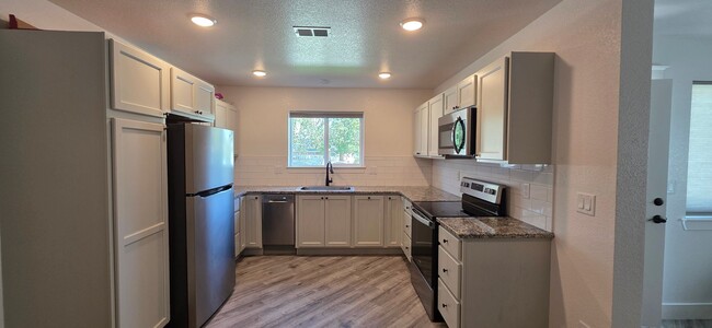 Building Photo - 2912 Cribbon Ave