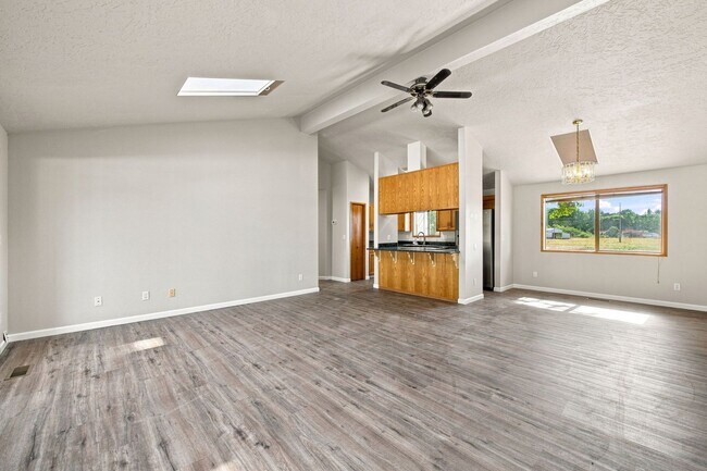 Building Photo - 39601 Santiam Bluffs Rd NE