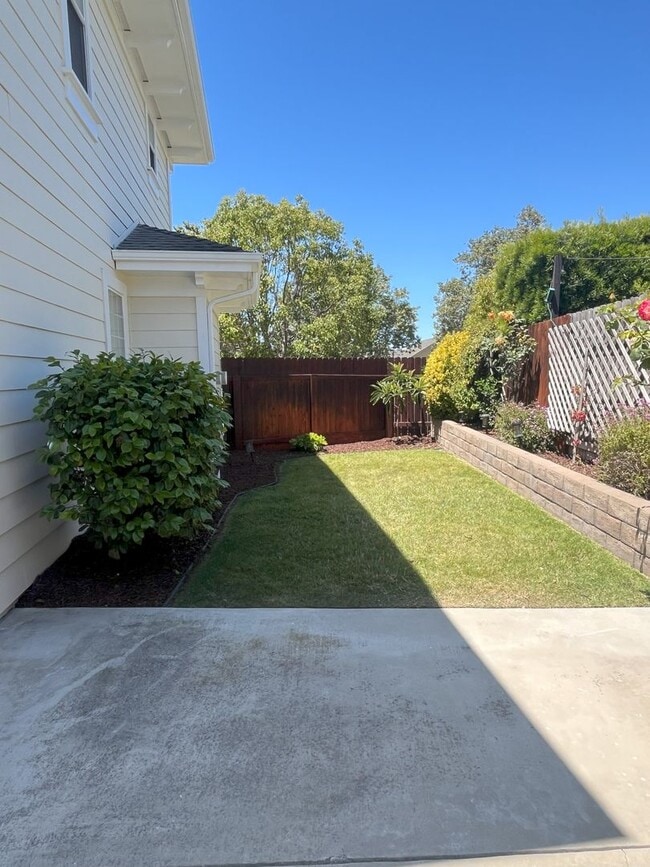Building Photo - Available Now – 4 Bedroom Home in Desirabl...