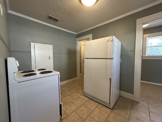 Building Photo - Cozy 2-Bedroom Home Available for Winter 2025 Move-In