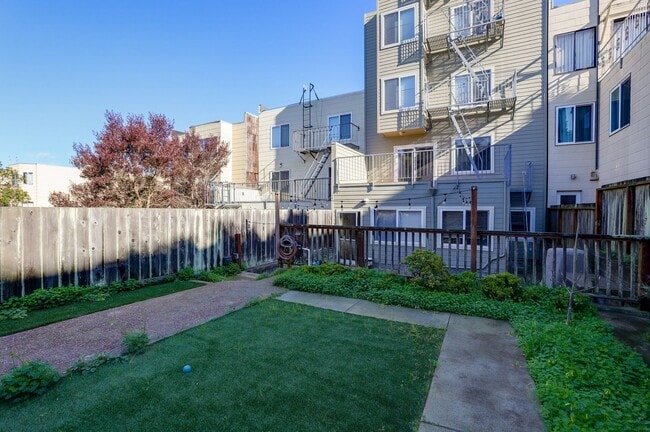 Building Photo - Spacious 3 Bed / 2 Bath Flat with garage parking in Outer Richmond. YouTube tour!