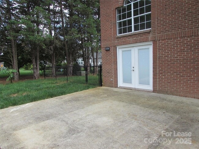Building Photo - 106 Yorkshire Dr