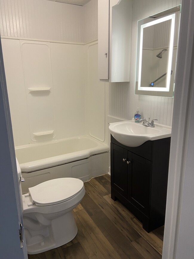 Main bathroom - 212 Westwood Dr