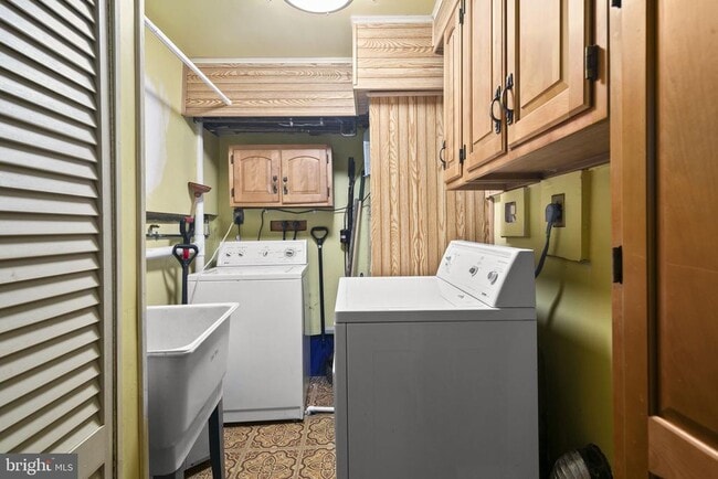 Building Photo - 2514 S Walter Reed Dr