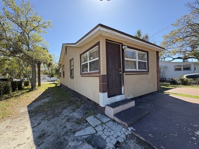 Building Photo - Charming 2-Bedroom Home in St. Petersburg'...