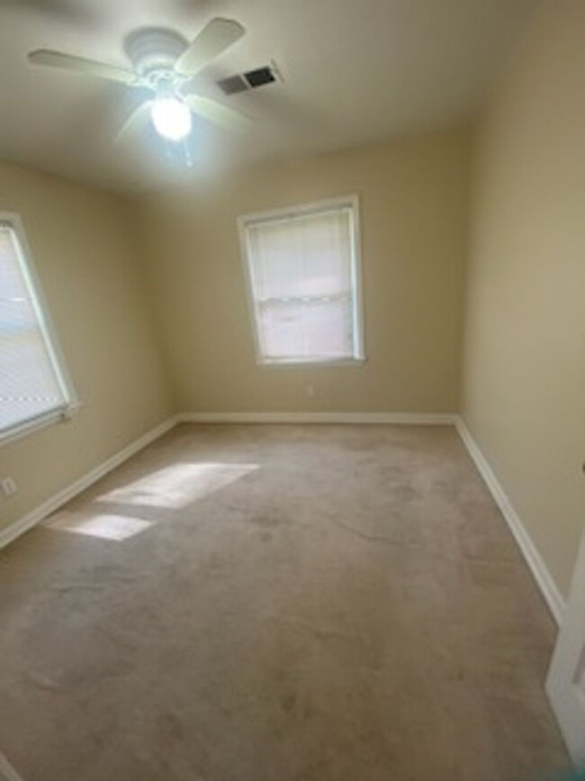 Building Photo - 1315 Trenton Ct