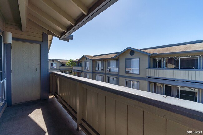 Building Photo - 2 Bedroom, 2 Bath Condo in Sun Rise Community