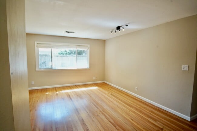 Building Photo - 2518 Loyola Dr