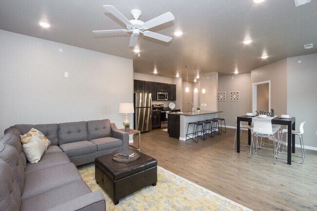 Building Photo - Spacious 2BR/2Bath end unit on third floor, available 6/1/2026