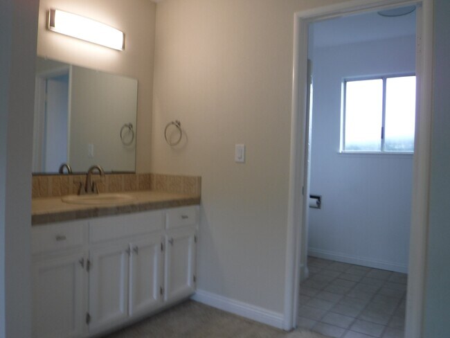 Building Photo - 1144 Robert Dr