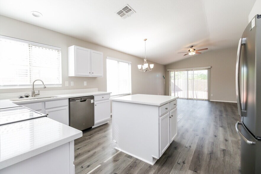 Building Photo - 3724 W Pleasant Ln