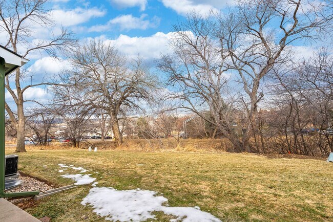 Building Photo - Updated 3-Bedroom Townhome in Ideal Location