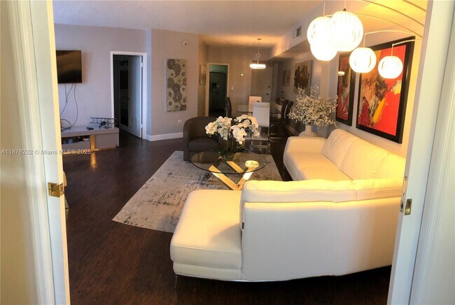 Building Photo - 905 Brickell Bay Dr