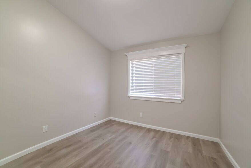 Building Photo - 1297 E Tradewind Dr
