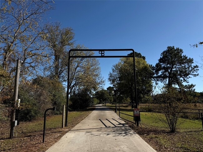 Building Photo - 1631 S Persimmon St