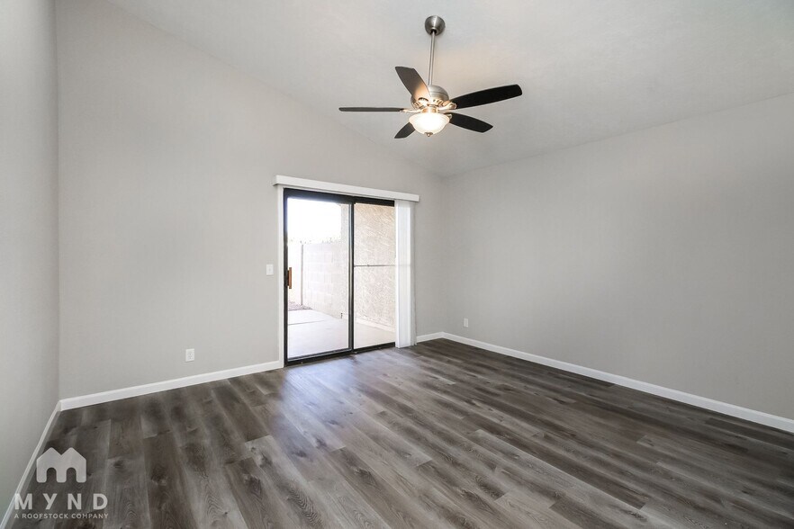 Building Photo - 921 S Val Vista Dr