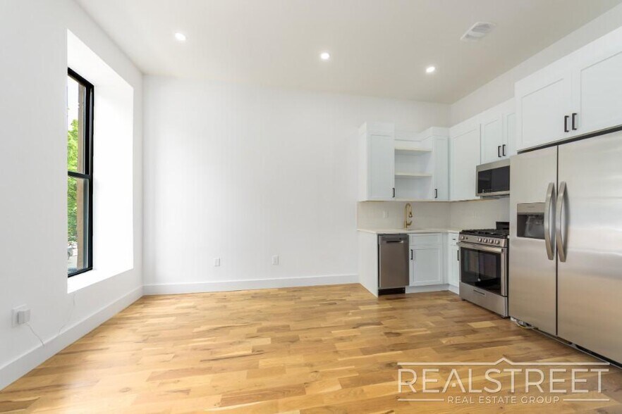 Building Photo - Stunning New 2 Bed 2 Bath with Backyard in Bed Stuy Townhouse
