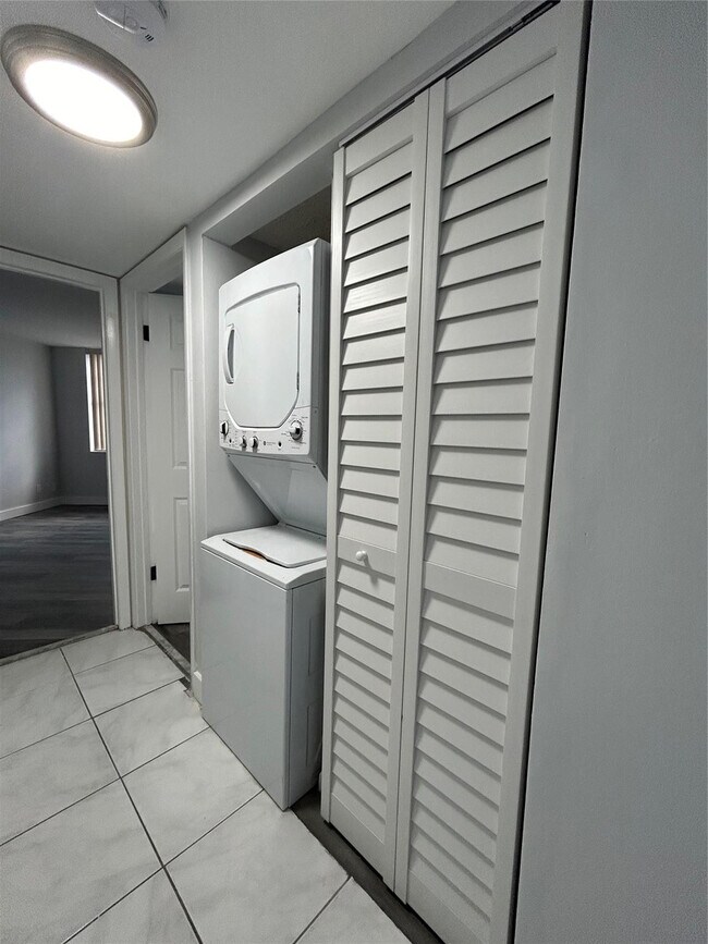 Building Photo - 211 Lake Pointe Dr