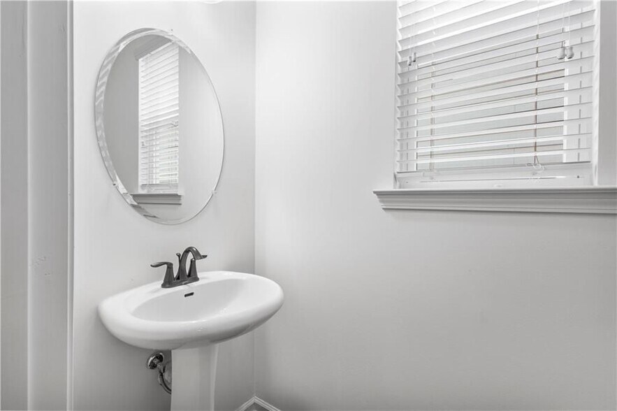 Building Photo - 869 Venture Way