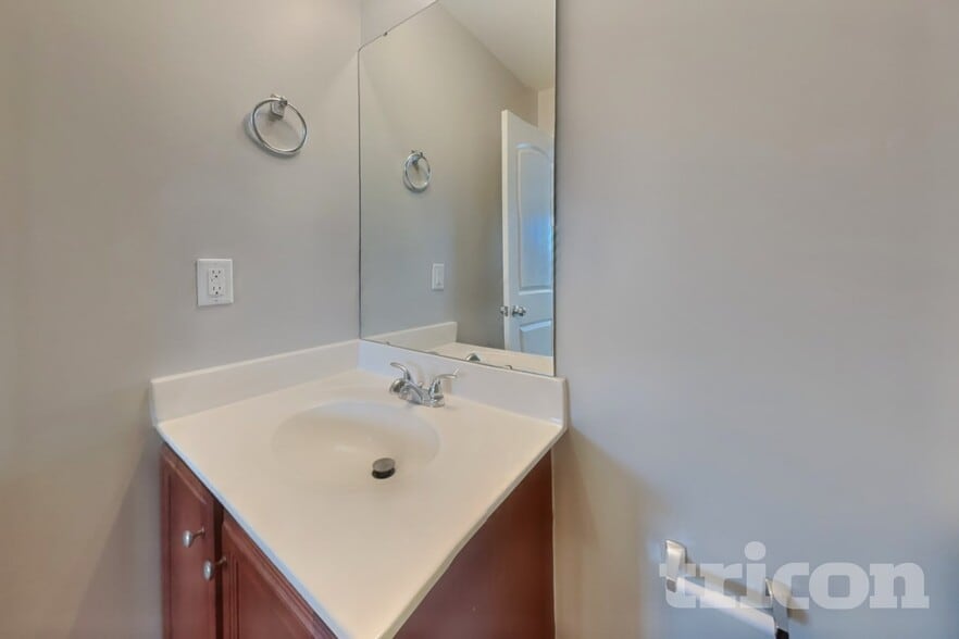 Building Photo - 1505 Hamilton Hills Dr