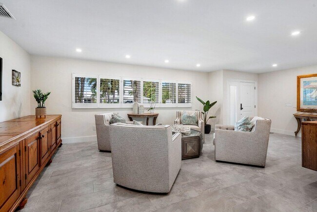 Building Photo - 2021 NW 3rd Ave