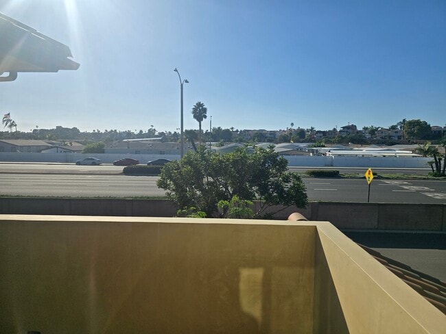 Building Photo - Fully Furnished 2 Bed, 2 Bath Townhome – 5...