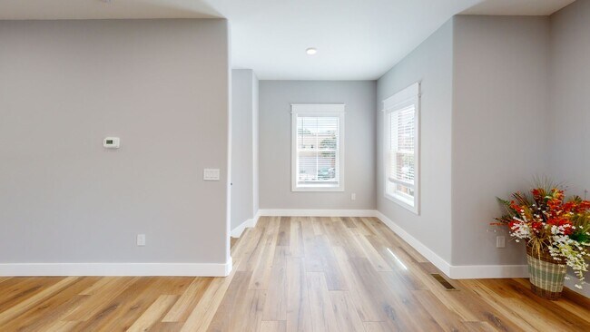 Building Photo - 1207 Hedge Ave