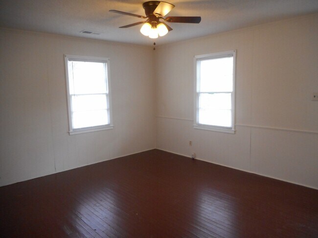 Building Photo - Renovated 2 Bedroom 1 Bath Home off Heckle Blvd with Central Heat & Air