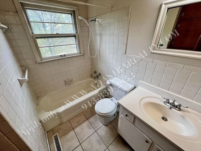 Building Photo - Darling 4 Bed 2 Bath Ranch in Olathe-Available NOW!!