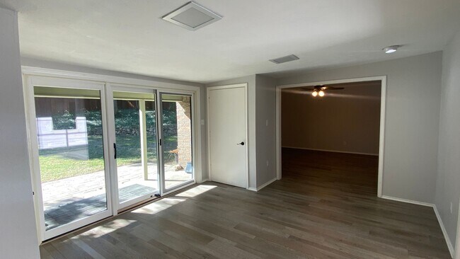 Building Photo - Beautiful Home in Established Neighborhood