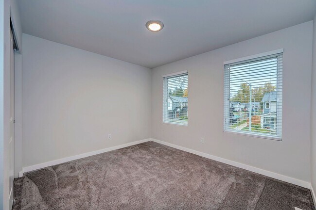 Building Photo - 5 bed 2 bath In Marysville