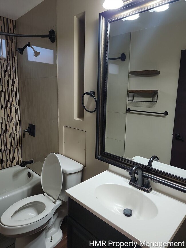 Building Photo - House on cul-de-sac with big back yard