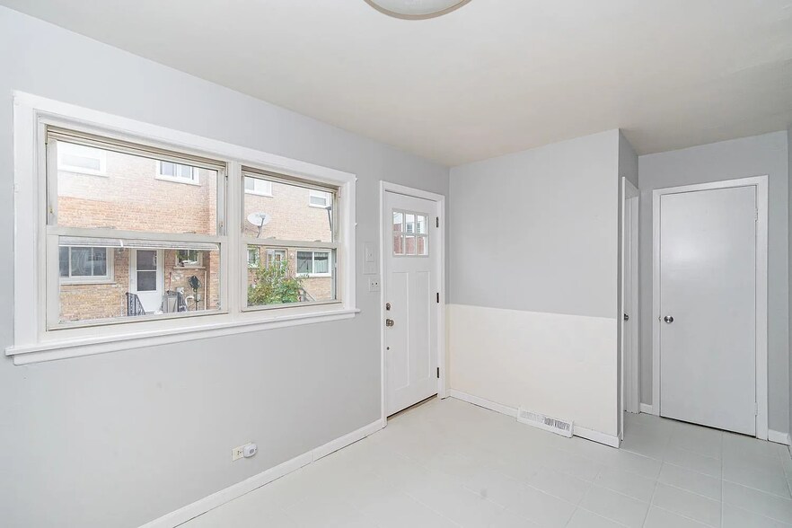 Building Photo - 9543 Sumac Rd