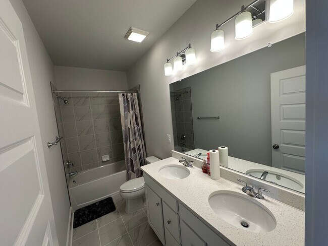 Building Photo - For Rent: Luxurious Short Pump Condo at Ga...