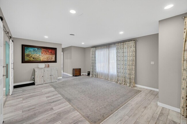 Building Photo - 1570 NE 30th Pl