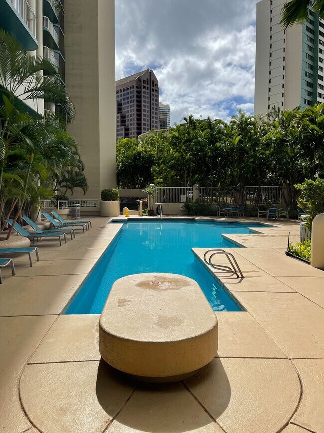 Building Photo - 1 Bed 1 Bath 1 Parking Gorgeous Views 33rd Floor in Honolulu Park Place!!!
