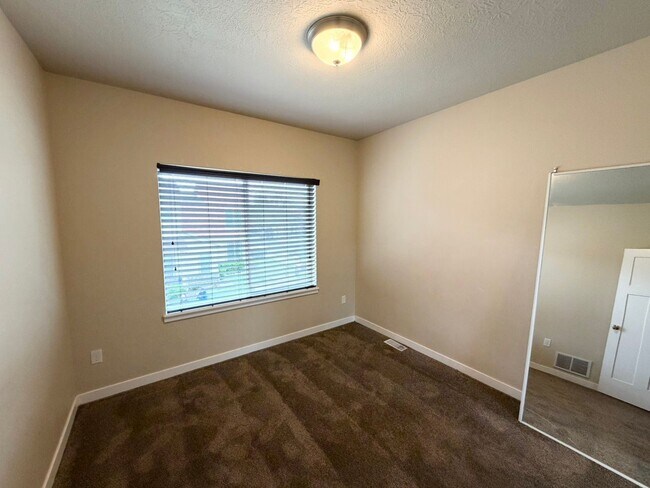 Building Photo - 3 Bed/2 Bathroom house in South Jordan