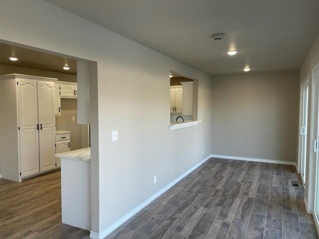 Building Photo - 3642 Lakeshore Dr