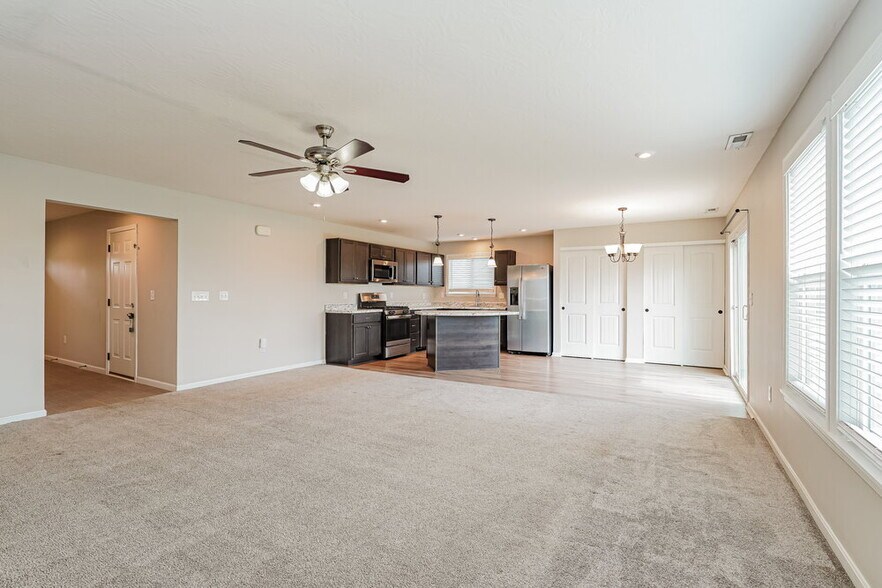 Building Photo - 4996 Crestbrook Dr